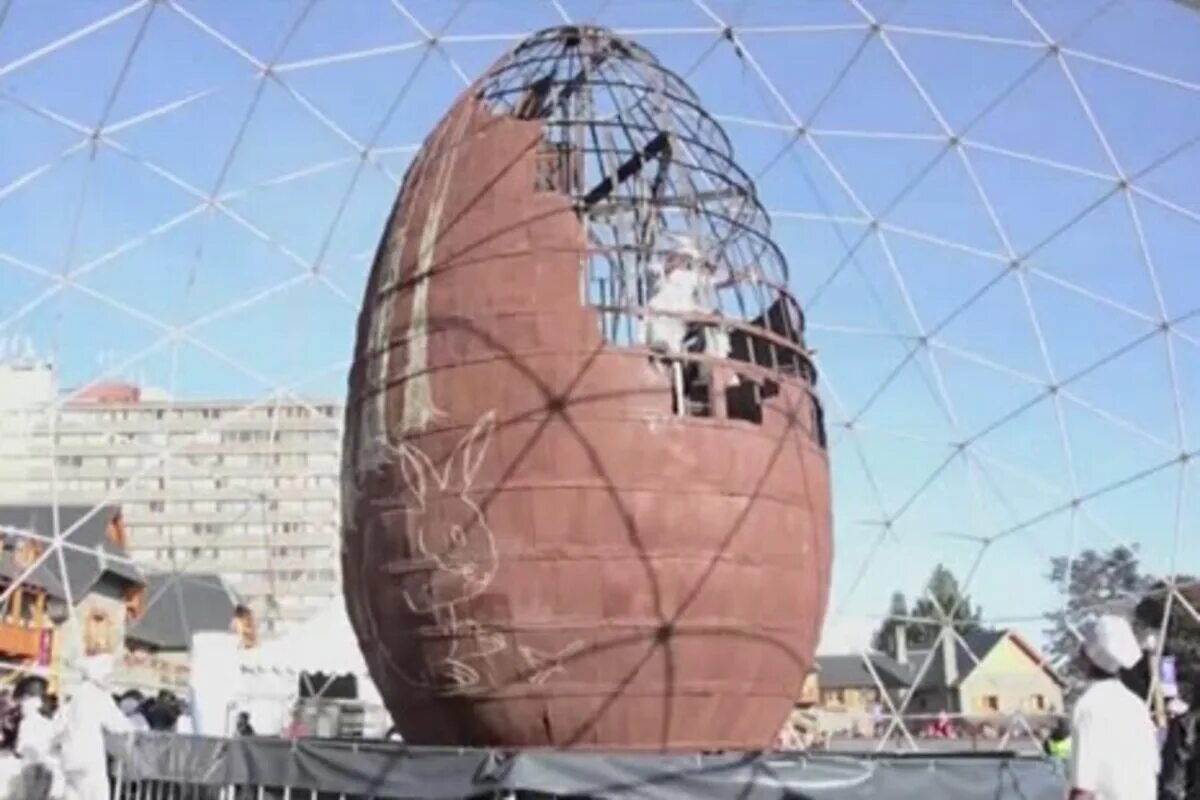 Самое большое пасхальное яйцо из шоколада. Самое большое пасхальное яйцо. Самое большое яйцо в мире.