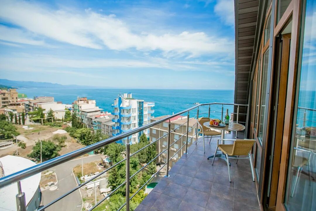 Garden palace утёс фото. Круиз 3 алушта. Гостиница утёс уссурийск. Утес алушта санта барбара. Утесов отель алушта.