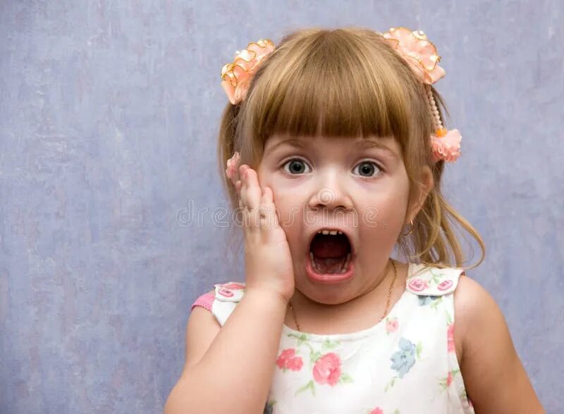 Девочка удивляется. Девочка удивление. Девушка вау. Удивление девочки в шоколаде. Удивленный ребенок.