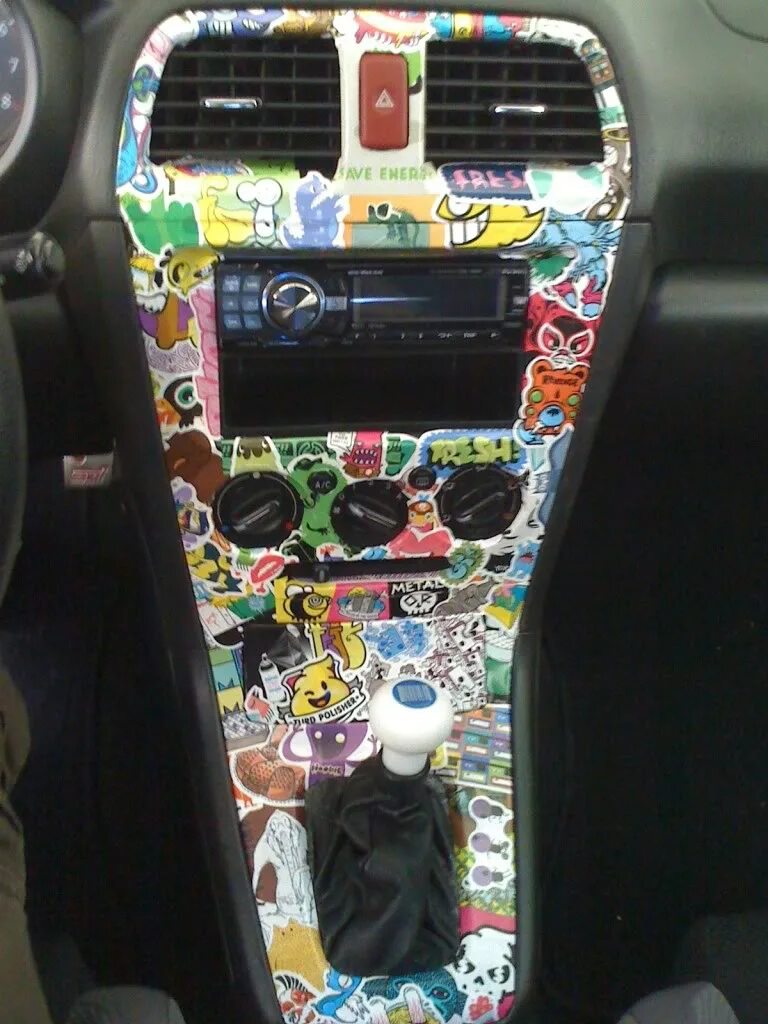 наклейки в машину в салон. наклейки в машину на панель. наклейка "машины". торпеда ваз 2107 стикербомбинг. наклейка в машину не курить.