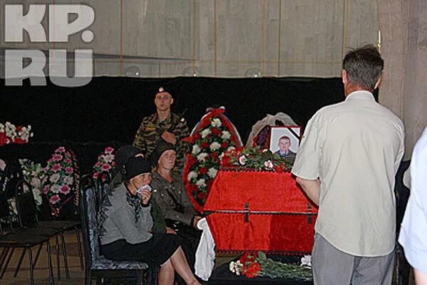 Могилы погибших милиционеров на Евромайдане. Похороны милиционеров погибших в Чечне в Воткинске дворец культуры.