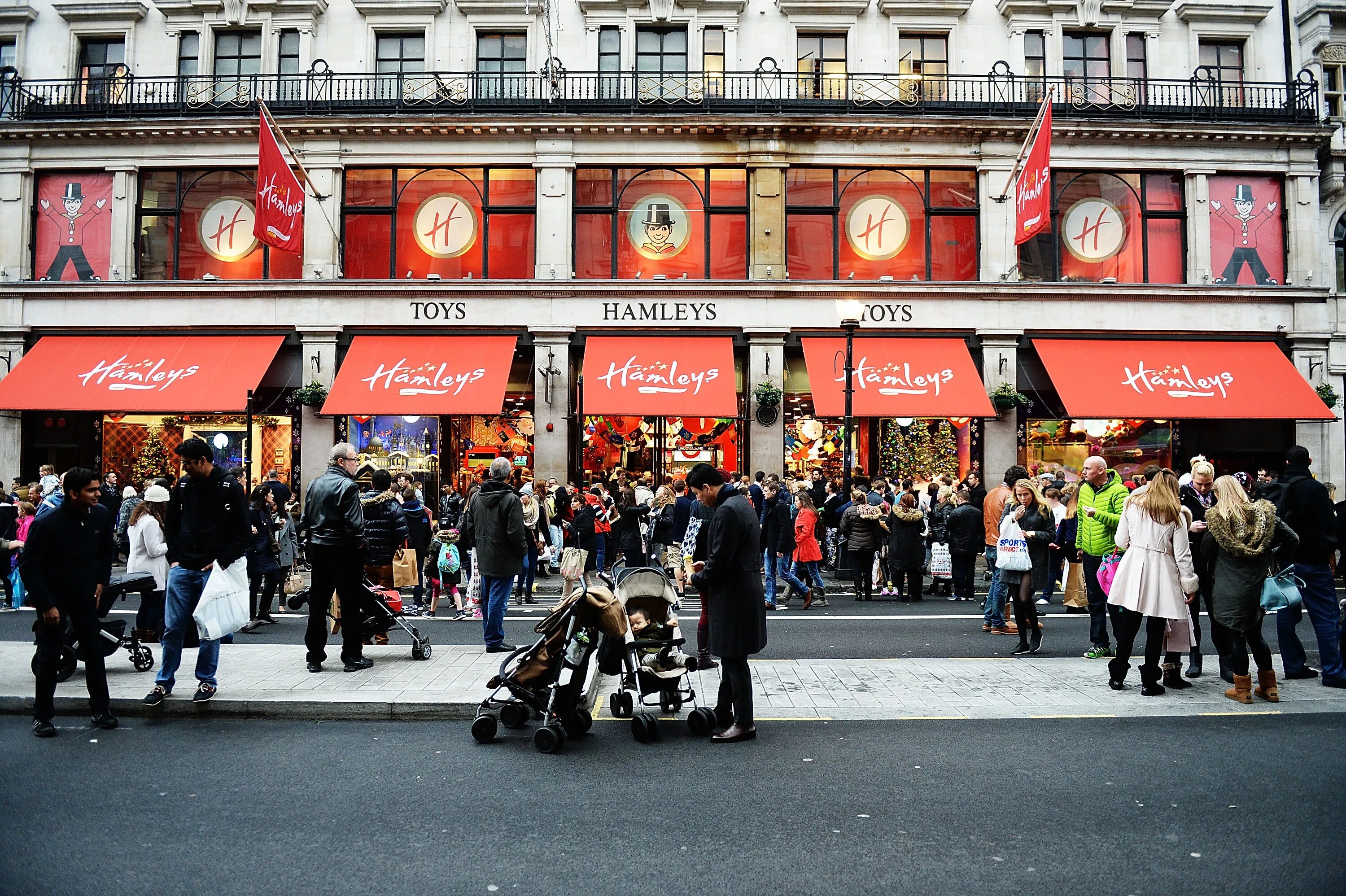 Hamleys london. Хэмлис в Лондоне. Hamleys Oxford Street London. Hamleys New York. Hamleys Toy shop in London.