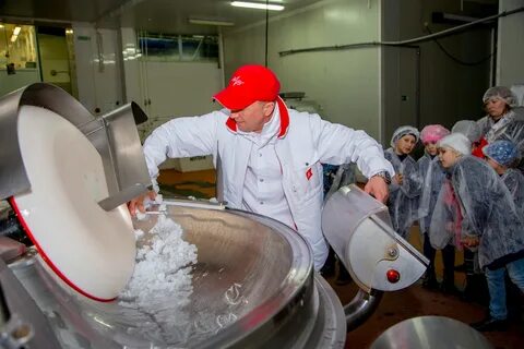Моя мама работает на колбасном заводе директором