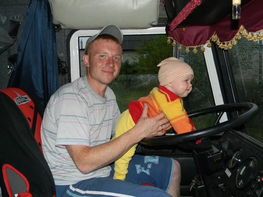 Девочка папа дальнобойщик. Девочка папа дальнобойщик. Ребенок за рулем грузовика. Сирин алиса евгеньевна дальнобойщица. Дальнобой и девочка маленькая.