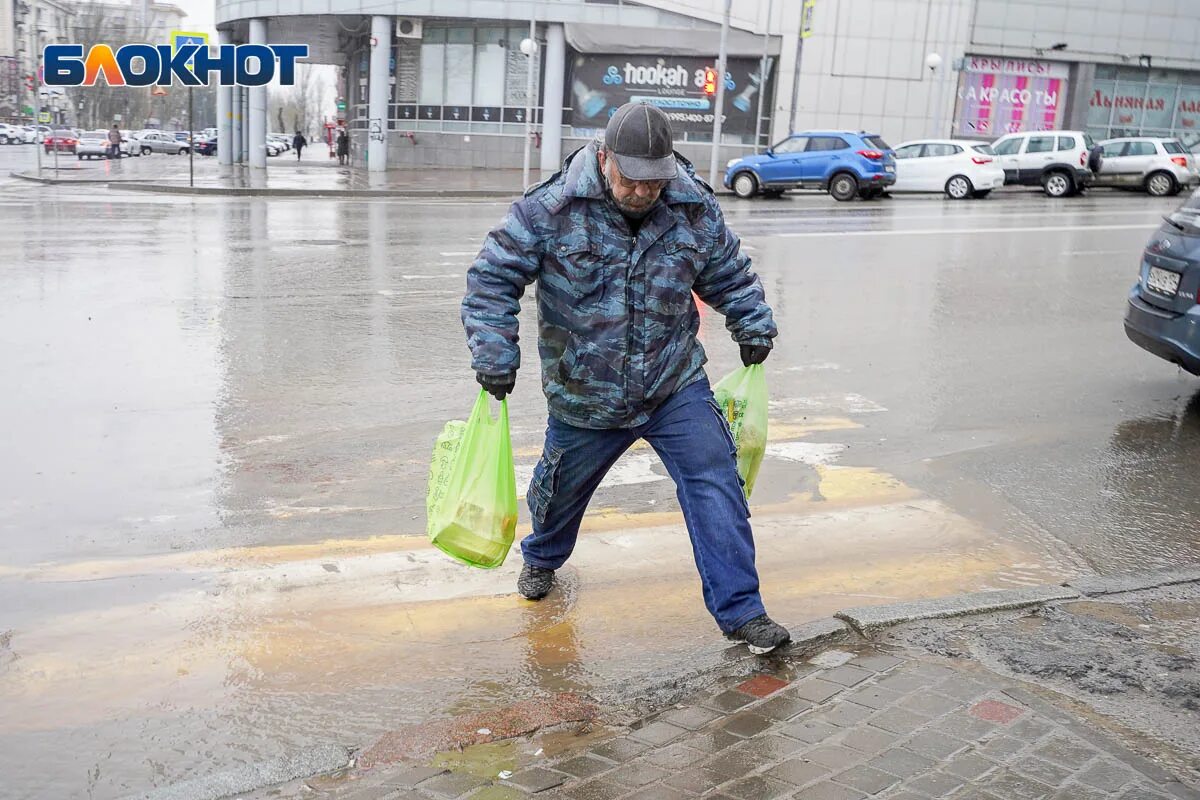 Волгоград затопило. Наводнение в Волгограде. Волгоград затоплен. Затоп в Волгограде.