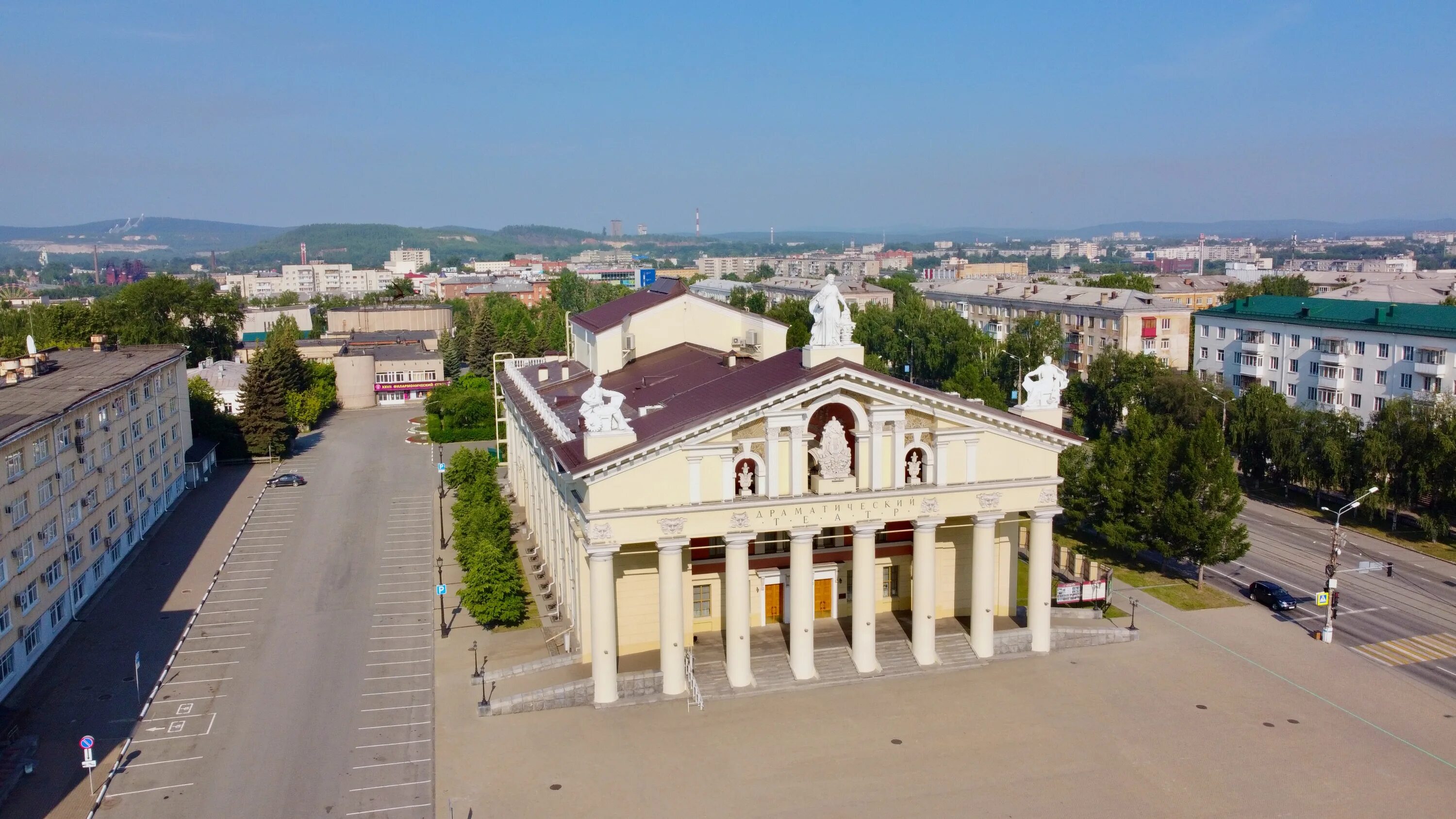 Театральный сквер нижний тагил. Нижний тагил площадь города. Драмтеатр нижний тагил вид сверху. Площадь у драмтеатра нижний тагил. Театральная площадь тагил.