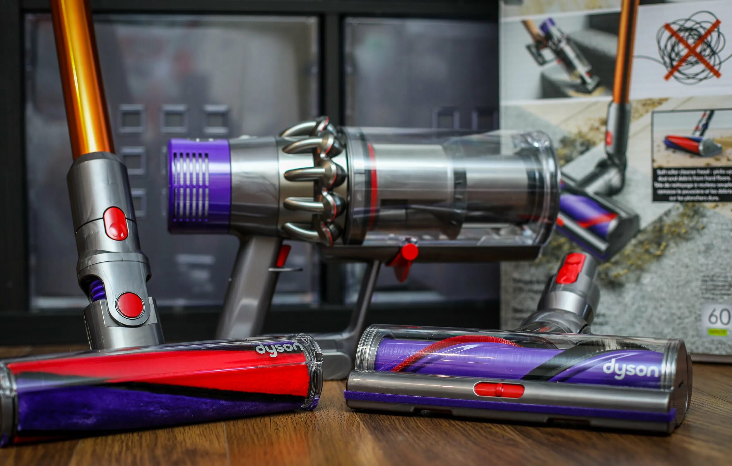 Дайсон горит красным. Пылесос Dyson v10 absolute. Dyson Cyclone v10 absolute. Dyson Cyclone v10 Extra. Dyson v10 Cyclone check.