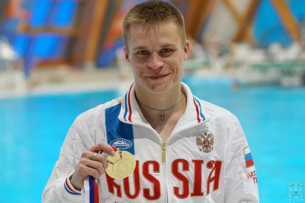 Олимпийская сборная по спортивной гимнастике мужчины. Российские спортсмены 2000. Российские спортсмены 2000. Олимпийская сборная по спортивной гимнастике мужчины. Спортсмен с медалью.