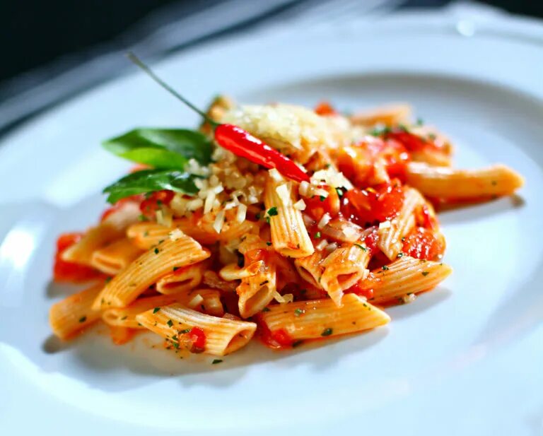 Паста аль арабьята. Паста пенне арабьята. Пенне арабьята. Паста с копчёной уткой. Barilla казаречче.