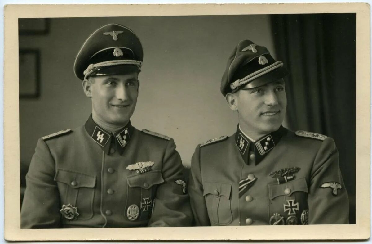 Куда сс. Солдат СС 3 Рейх. Офицеры Waffen SS. SD Waffen SS форма. Форма СС И СД 1945.