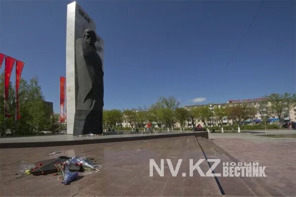 Найдено темиртау. Темиртау памятник неизвестному солдату. Памятник с вечным огнем в Казахстане город Темиртау.