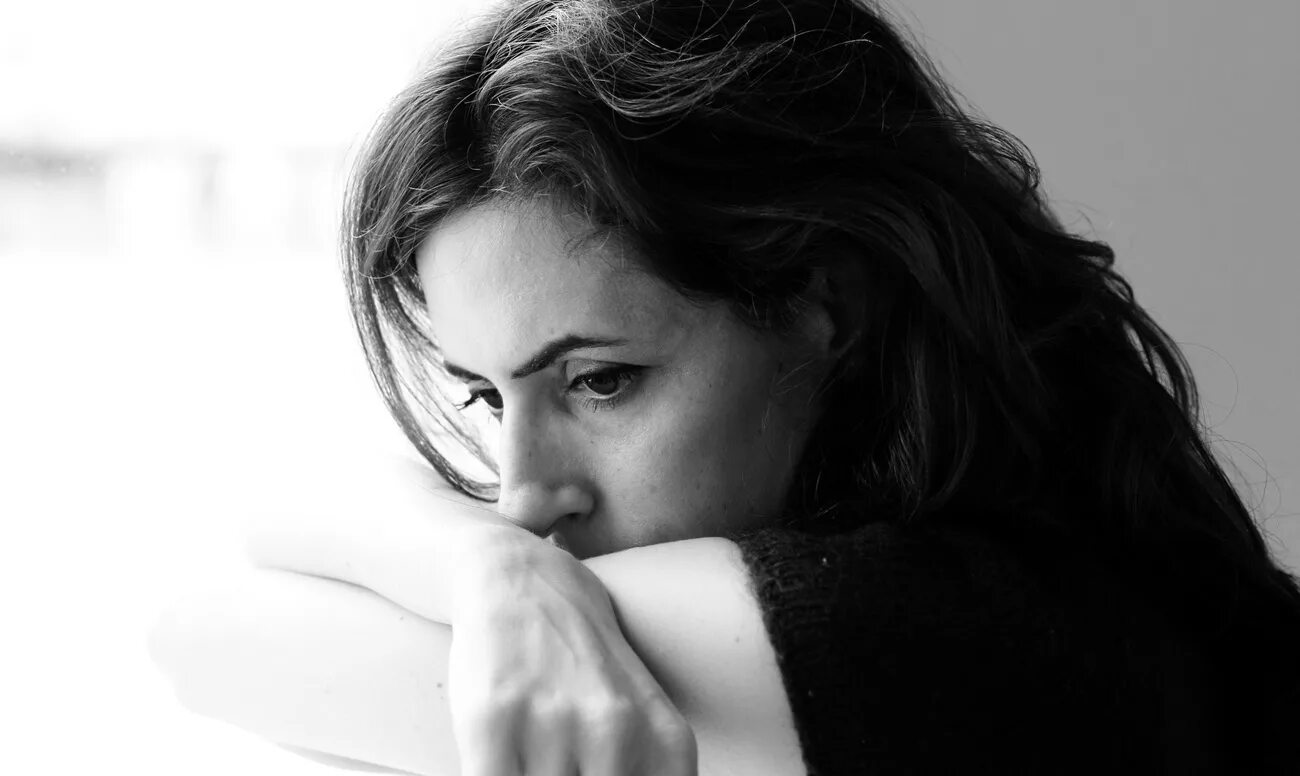 Грустная женщина. Задумчивая девушка. Просто расстроилась. Душевные котики. Грустная женщина.