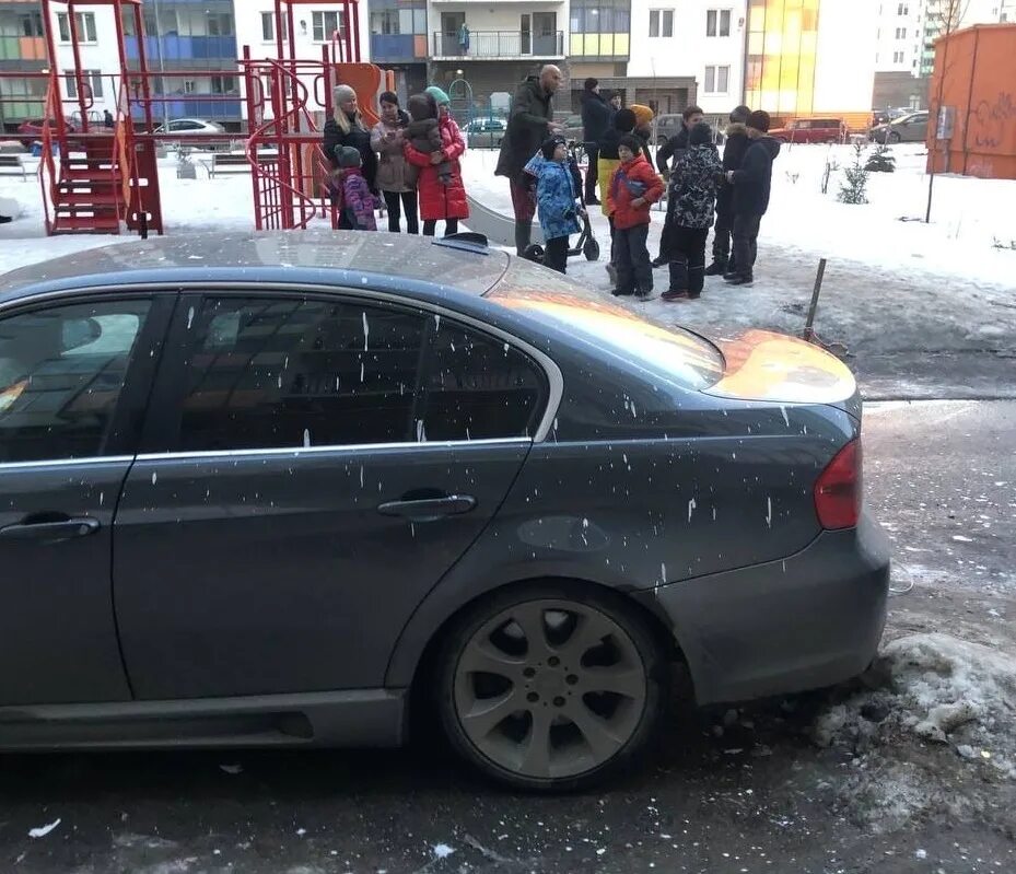 Заканчиваться разбить. БМВ во дворе. Разбитые дорогие машины. Автомобиль заляпанный краской.