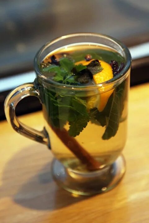 Зеленый чай с лимоном и мятой. Чай с мятой и гвоздикой. Чай с мятой и корицей. Зеленый чай лимон и мята.