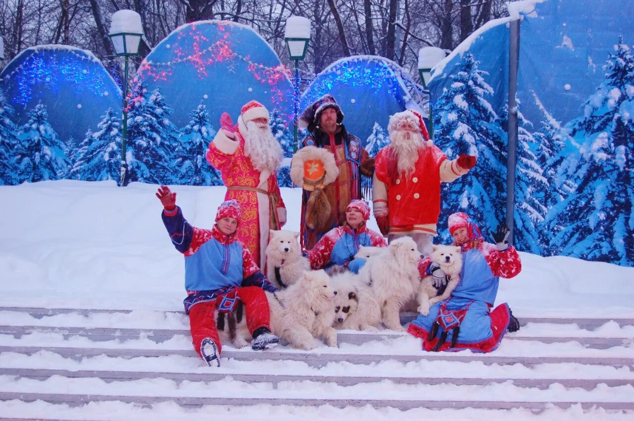 каток в "лапландия парк". новогодние каникулы в питере с детьми. новогодняя елка праздник для детей. новый год на улице. семья в питере на новый год.