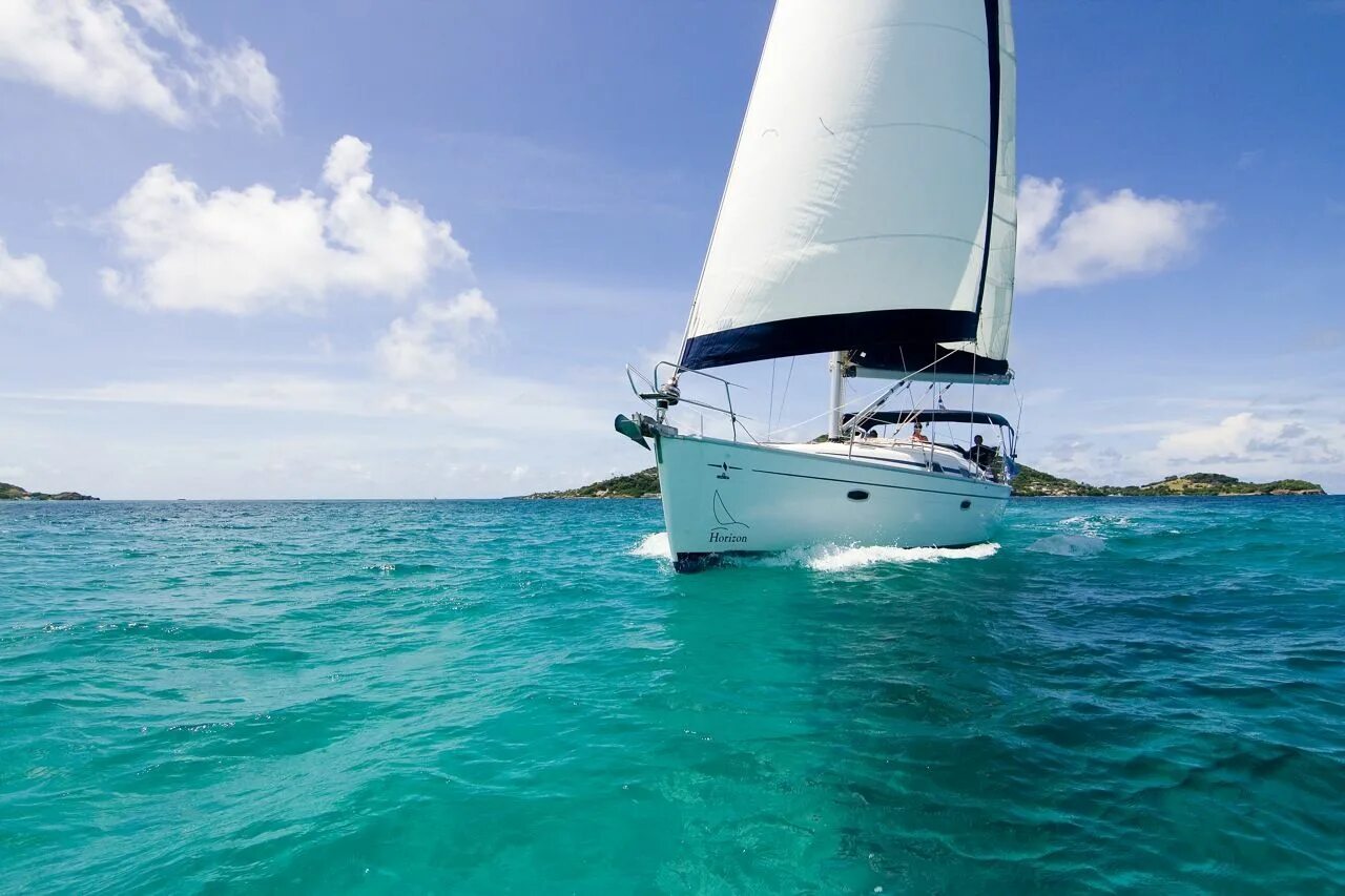 Яхта под парусом. Dinghy sailing. Sail a boat. Яхта (парусник). Лодка под парусом.