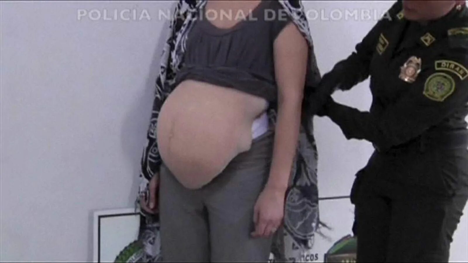 фото беременного живота. ребенок ударил живот беременной. ребёнок толкаеться в животе. шевеление малыша в животе ребёнка. ребенок пинается в животе.