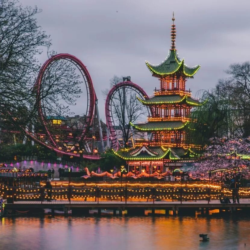 Tivoli park. Аттракционы тиволи в дании. Сады тиволи в копенгагене. Тиволи копенгаген аттракционы. Парк аттракционов «сады тиволи».