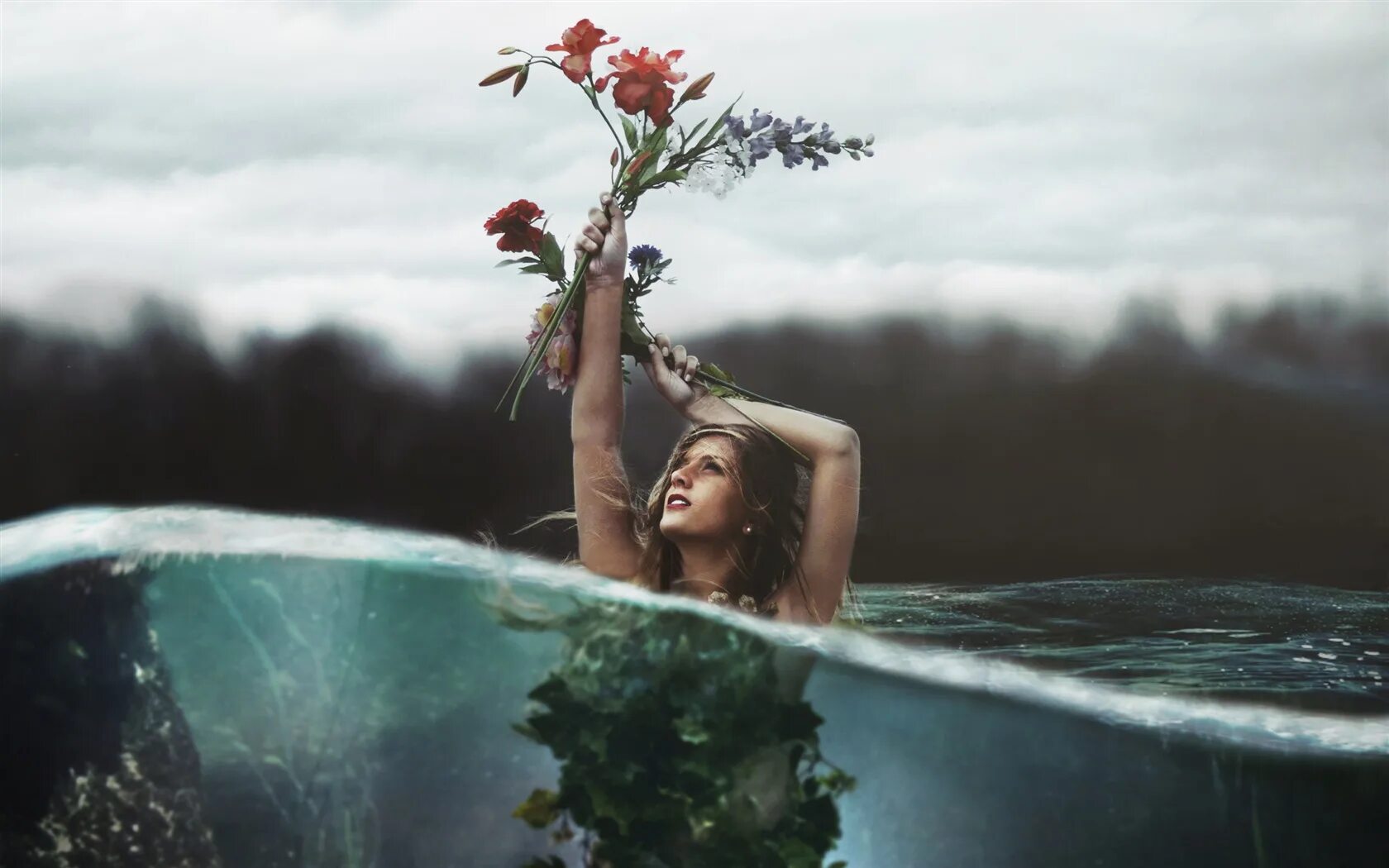 Стою в крылатой воде. Фотосессия в воде. девушка в цветах в воде. красивые девушки в воде. девушка стоит в воде.