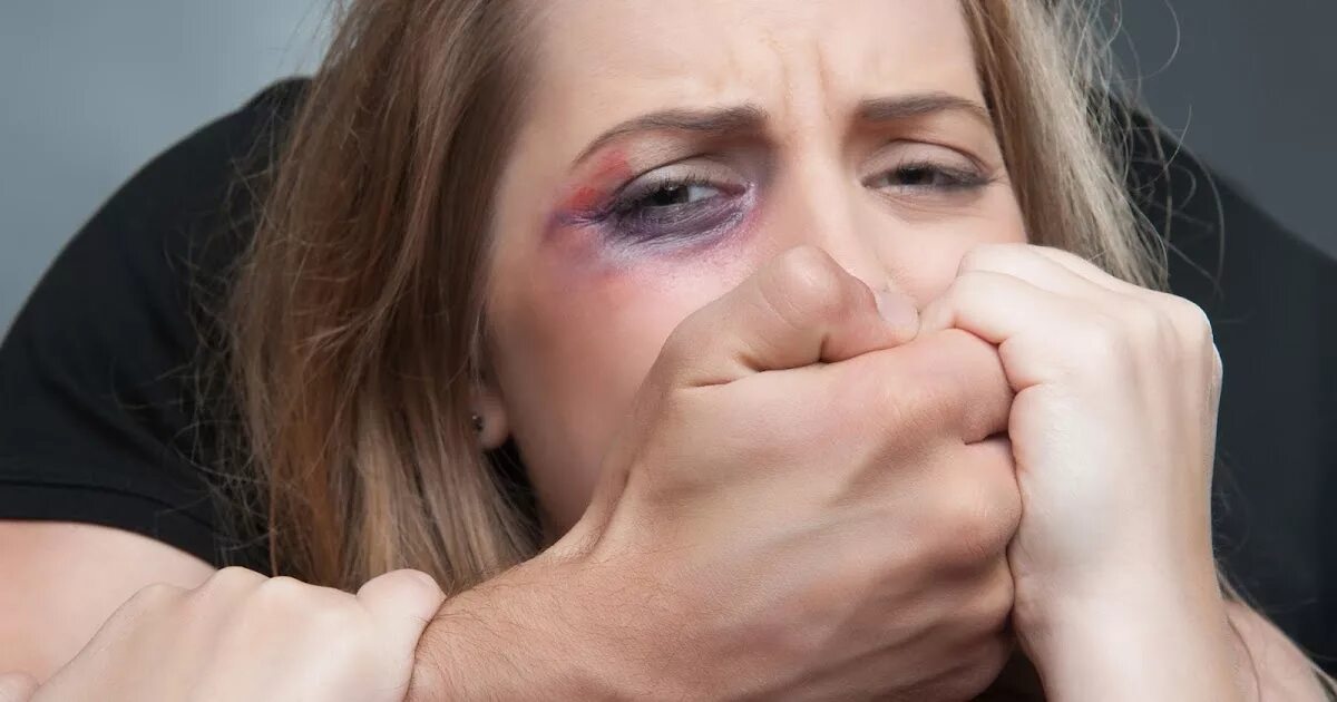 Девушка с синяком подьглазом. Плачущая избитая девушка. Самооборона для девушек. Крав мага. Мужчина и женщина преступники.