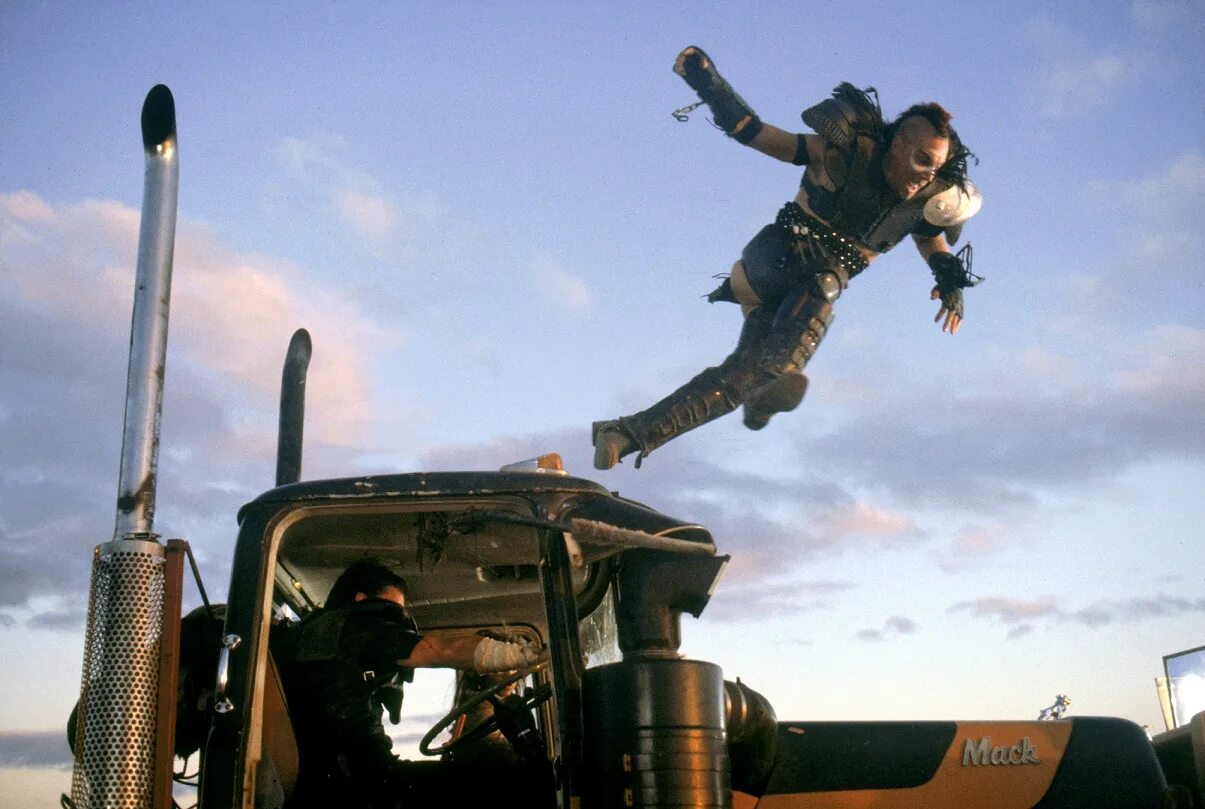 Безумный макс дорога ярости шарлиз терон. Гирокоптер безумный макс. Мэл гибсон безумный макс 2. Безумный макс дорога ярости том харди. Безумный макс 2 хорошее качество.