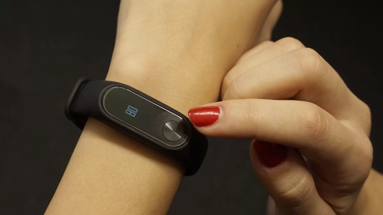 Браслет Xiaomi mi Band 2. Xiaomi mi Band 2 в 2023. Фитнес-браслет Xiaomi mi Band 2 фото. Миниатюрный фитнес браслет. Телефон не видит браслет