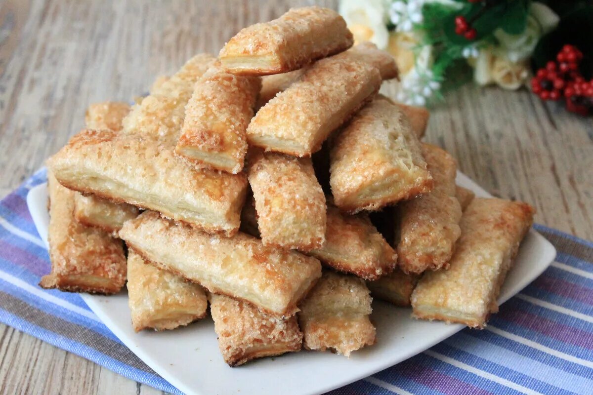Печенье к чаю домашнее вкусное быстро. Слоеное печенье. печенье слойка. выпечка на срорую руки. выпечка на сковороде.
