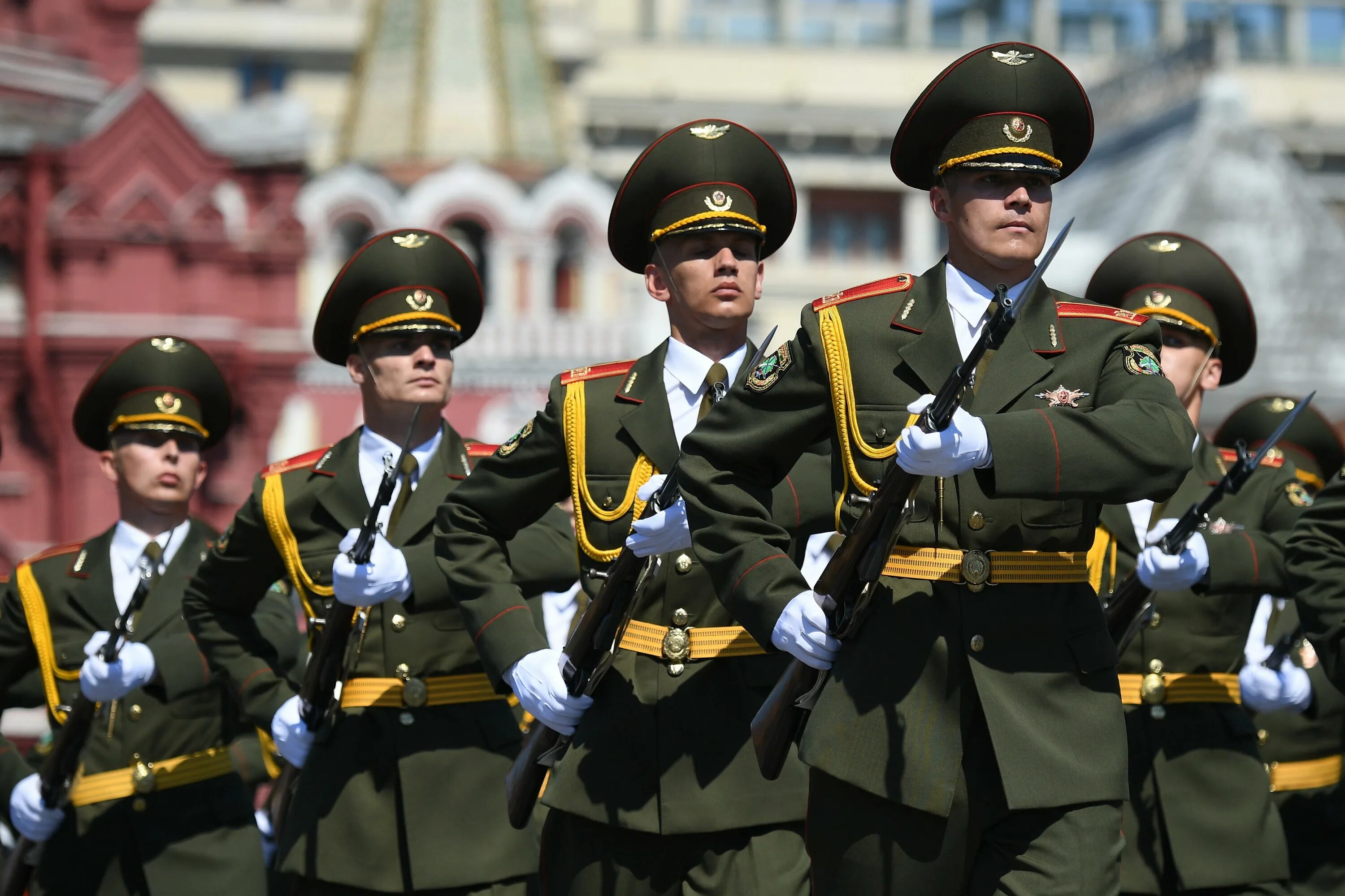 Парад на русском языке. Военный парад. Солдаты на параде. Военнослужащие на параде. Армия России парад.