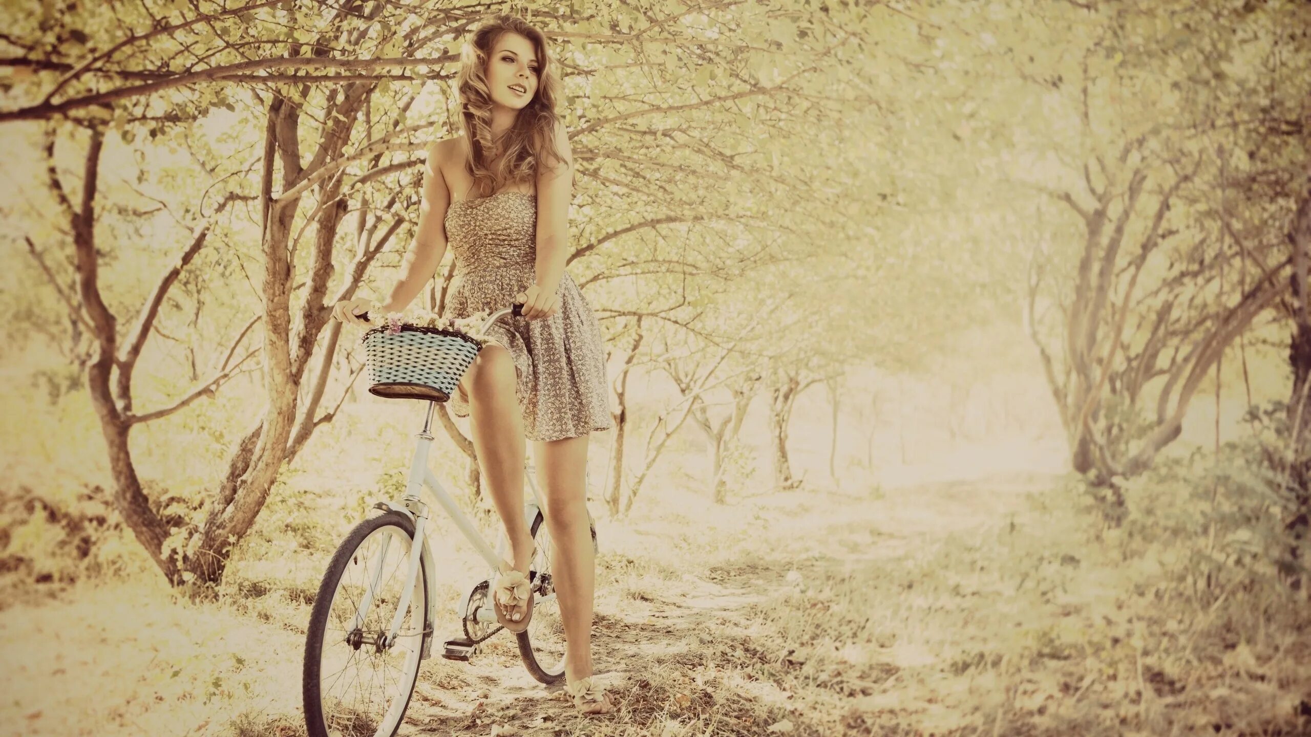 Девочка на побегушках. Девушка на велосипеде. Фотосет с велосипедом. Фотосессия с велосипедом. Велосипед для девочки.