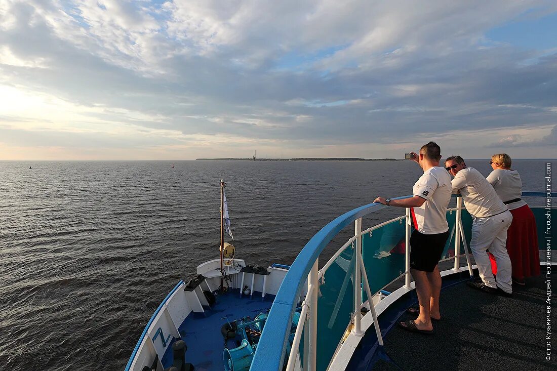 Круиз по волге июнь. Вид с палубы теплохода. Фотосессия на теплоходе. Палуба теплохода. Отдыхающие на теплоходе.