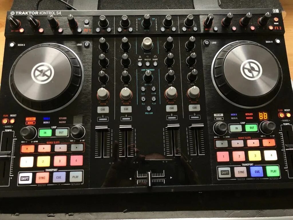 S4 mk2. Traktor s4 mk2. kontrol s4 mk2. контроллер traktor s4. трактор s2 mk1.