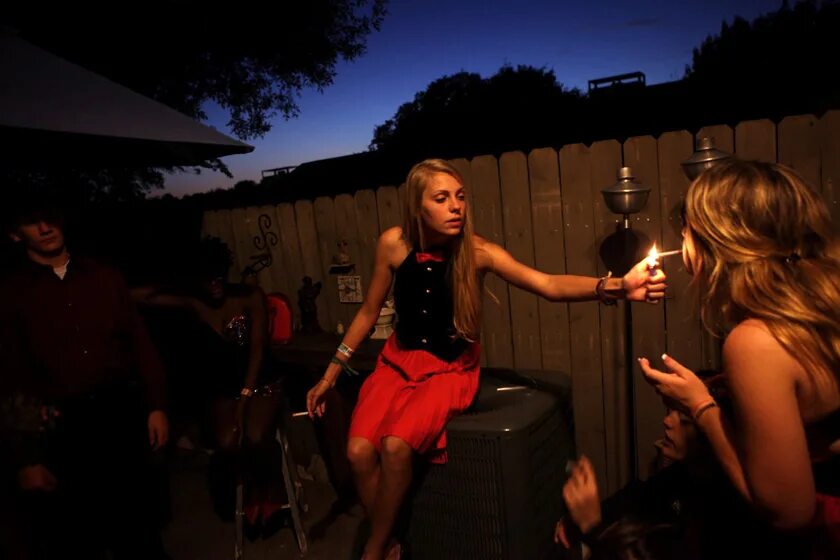 Девушка на вечеринке. Уединились в комнате на вечеринке. Фотосессия после вечеринки. Уединились в комнате на вечеринке. Вечеринка на диване.