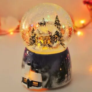 Новогодний стеклянный шар со снегом
