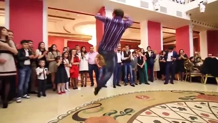 Девушка в красных мокасинах. Лезгинки девушки. Кавказские девушки в мокасинах. Чеченские девушки танцуют лезгинку. Бомбовая лезгинка.