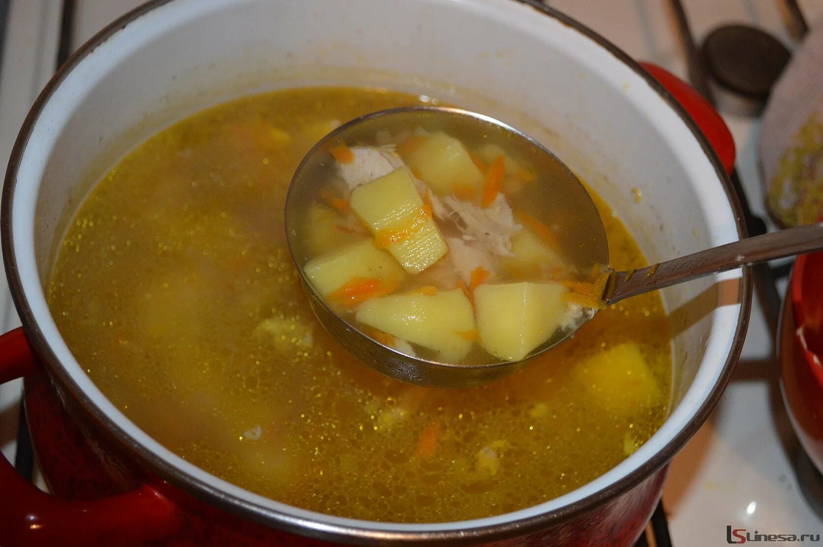 Домашняя курица приготовить суп. Суп домашний. Суп в кастрюле. Куриный суп в кастрюле. Картофельный суп на курином бульоне.