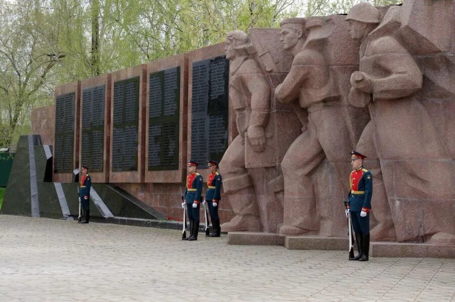 памятник мемориал история. саратов мемориальный комплекс парк победы. памятник погибшим воинам в годы великой отечественной войны. мемориал чижовский плацдарм в воронеже. адыгея красногвардейский район село еленовское.
