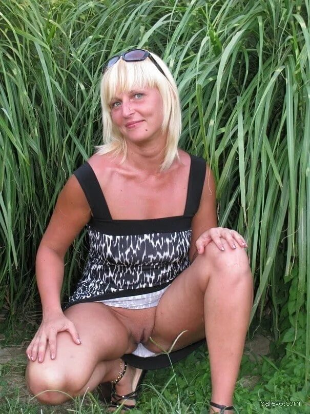 50-летняя без трусов выложила свои интимные фотки
