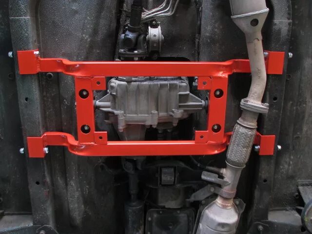 Кронштейн 3 опоры раздатки 21214 нива. Усилитель раздатки на ниву 21213. 3 опора раздаточной коробки нива. Крепление раздатки ваз 2121. Подрамник раздатки нива 2131.