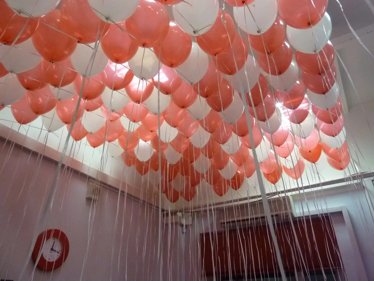 Шары на квадратный метр. Шарики на потолке. Воздушные шары под потолок. Украсить потолок шарами. Воздушный шар под потолок.