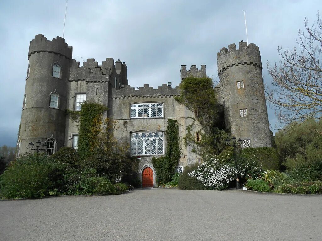 Замок конви шотландия. Кастле перевод. Castle перевод. Замок карнарвон caernarfon castle. Замок конуи уэльс великобритания.