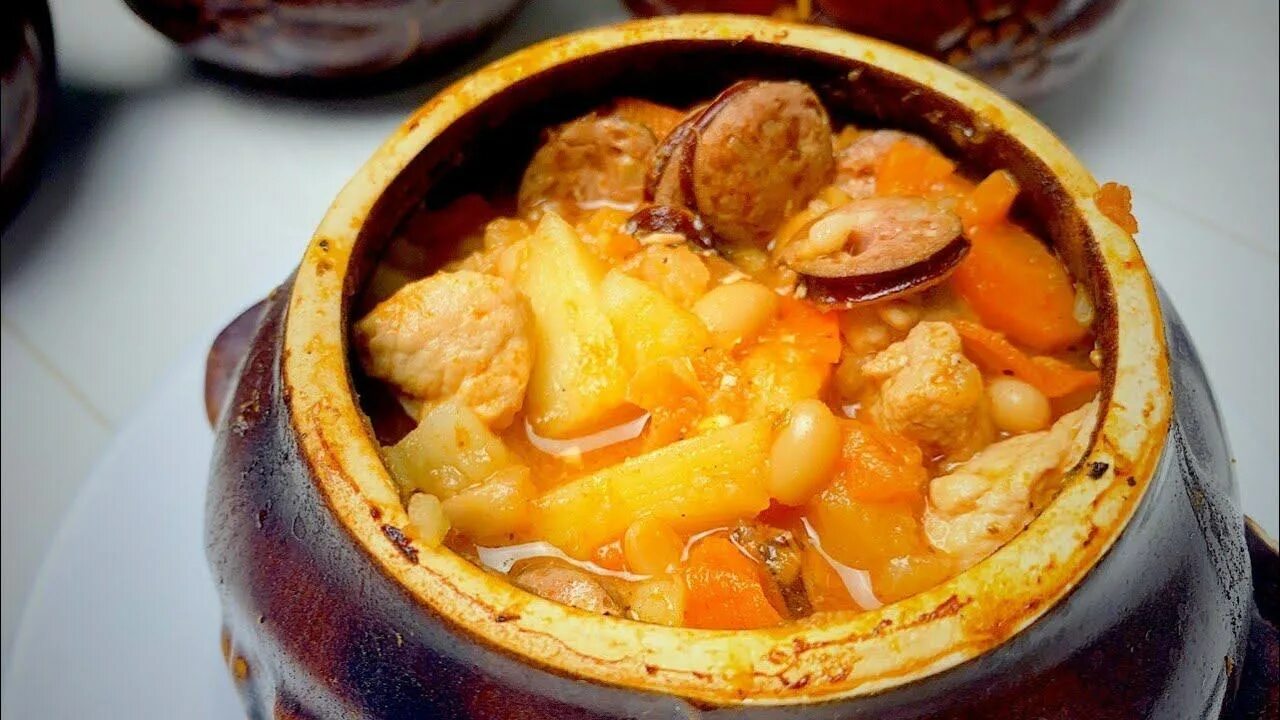 горшочки в духовке с мясом и картошкой и грибами.