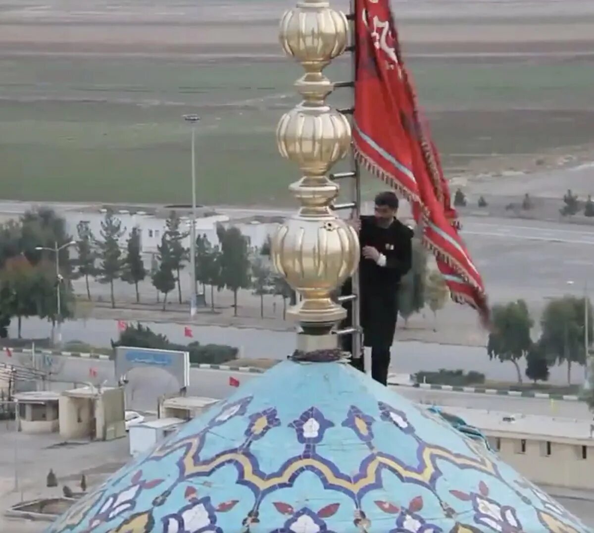 Красный флаг ислама. Флаги над мечетью. Красное знамя над куполом мечети. Турция султанахмет флаг. Джамкаран красный флаг.