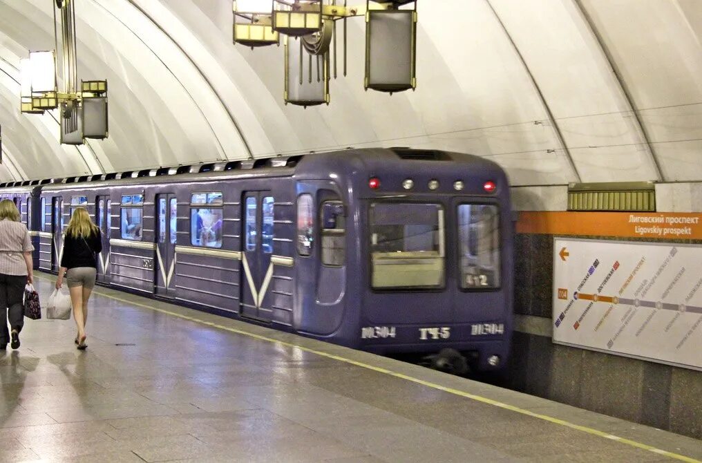 Площадь восстания питер метро ветка. Метро номерной санкт петербург. Вагон метро спб. Скорость поезда метро спб. Метро будапешта поезда.