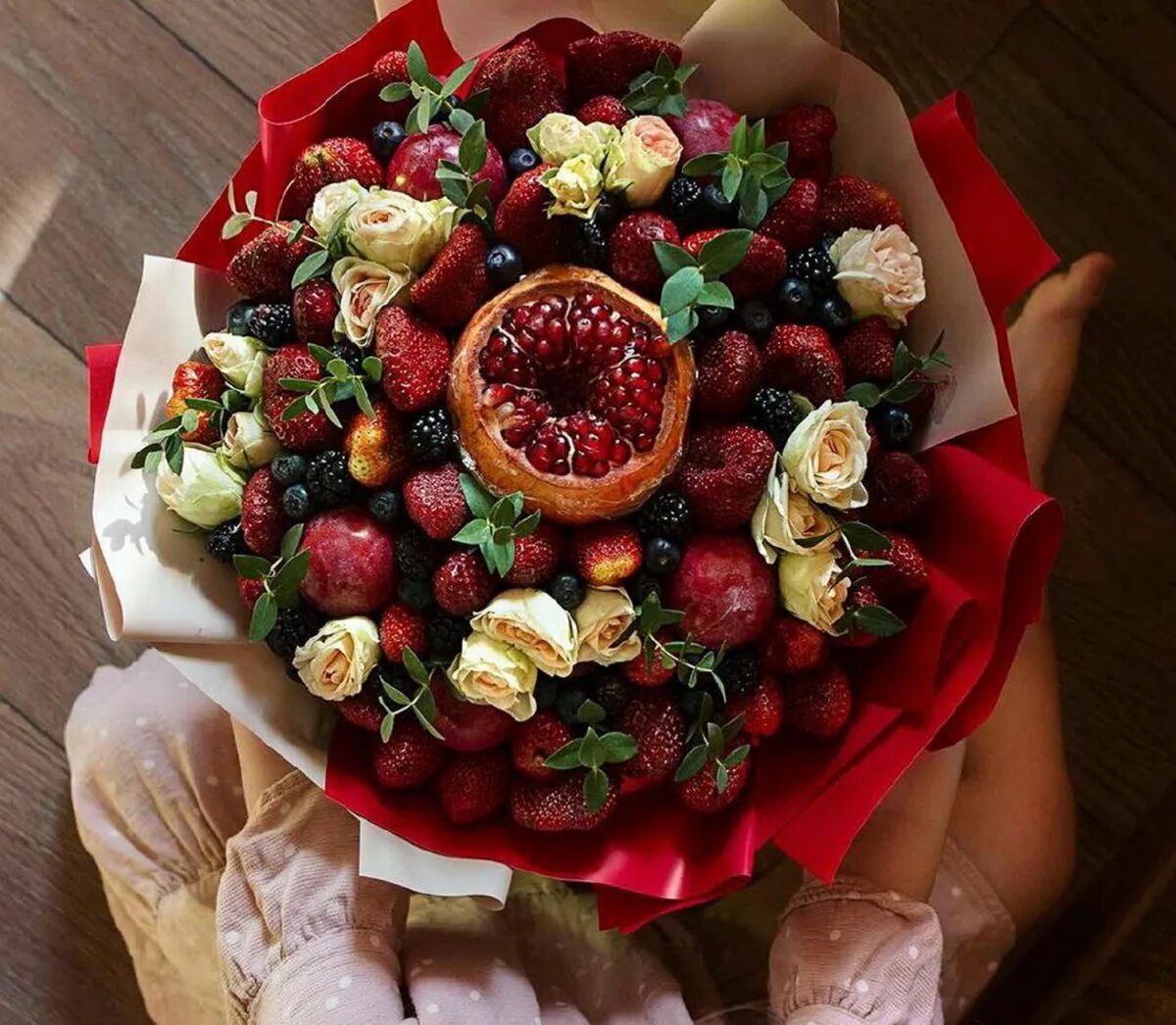 Съедобные букеты из ягод. Съедобная москва. Съедобная москва. Яркие зимние съедобные букеты. Съедобные букеты для женщин.