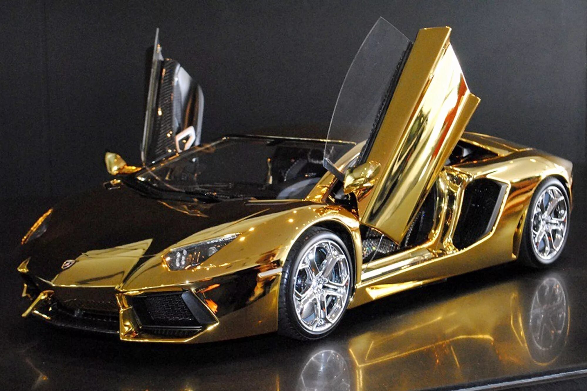 Expensive gold. Lamborghini Aventador lp700-4 Золотая. Lamborghini Aventador LP 700-4 из чистого золота. Ламборджини авентадор Золотая Дубай. Золотой Бугатти Ламборджини.