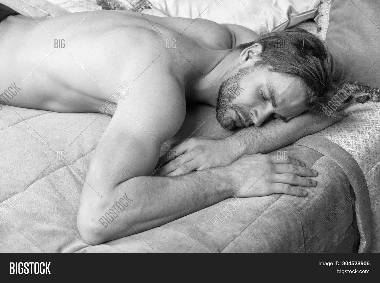 Спать в обнимку. Мужчина и женщина в постели. Обнимает в постели. Парень лежит больной. Сон вдвоем.