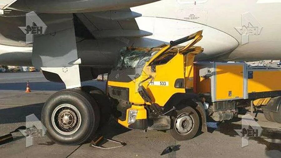 Повреждение воздушного судна. Самолет после столкновения с птицей. Повреждение воздушного судна. Фюзеляж боинг 777. Повреждение воздушного судна.