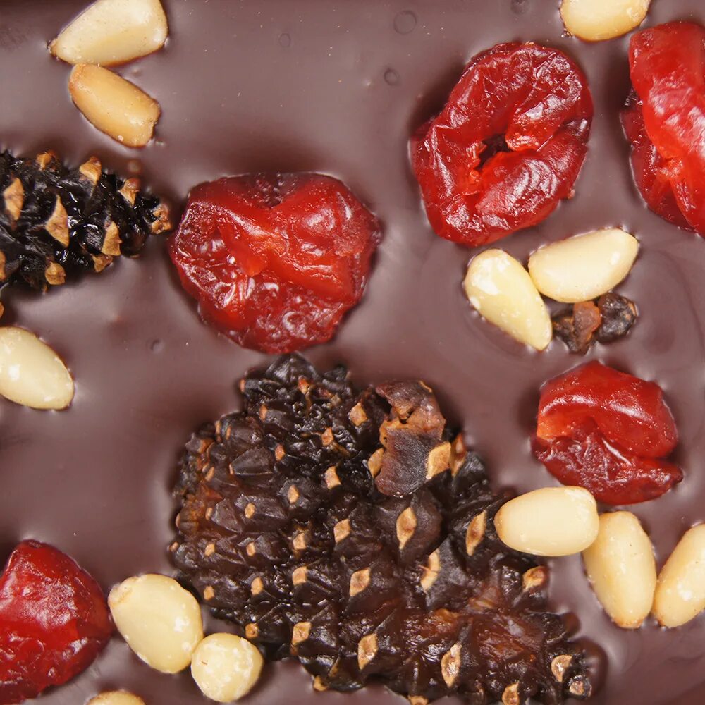 Шоколадные конфеты с кедровым орехом. Шоколадные шишки. Шоколад с орехами. Шоколад с шишками. Шоколад с кедровыми шишками.