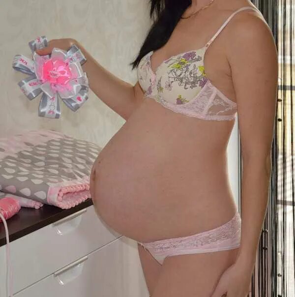 Живот у беременных на 40 неделе. Маленький 40 недель. Живот на 40 неделе беременности. Небольшие животики у беременных. Большие животы беременных.