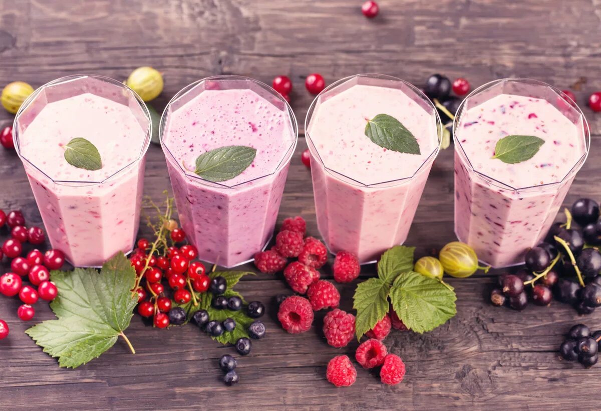 молочно фруктовое мороженое. молочно фруктовое мороженое. клубничное лакомство. милк шейк коктейль. коктейль милк шейк молочный.